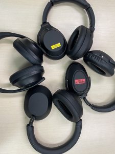 画像 ノイズキャンセリングヘッドホンが4個並んでいる