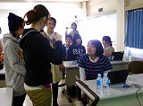 支援学生とやりとりする様子