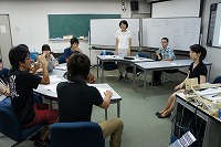 通訳者とやり取りする学生