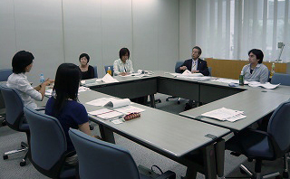 写真：座談会の様子