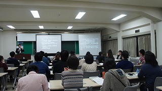 講演を聞く学生の様子