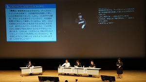 入学式での情報保障写真 式典での手話通訳とパソコン要約筆記のスクリーン投影